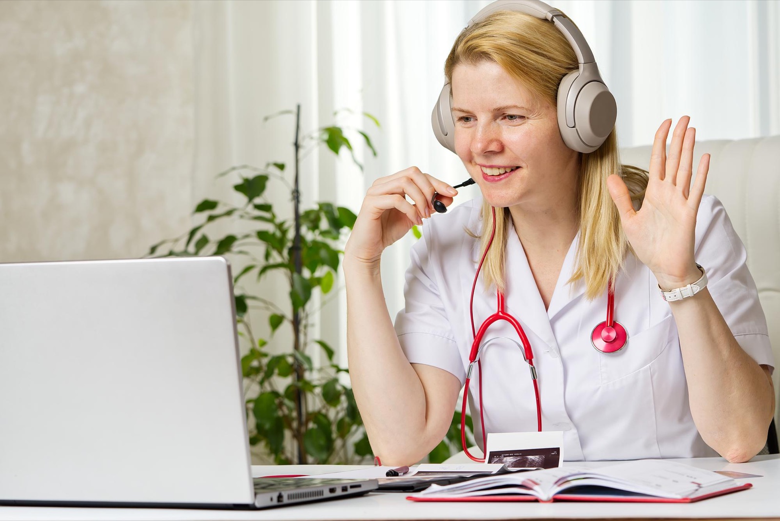 Activar servicio médico EMI Barranquilla Profesional de salud EMI atendiendo por videollamada